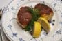 fiskefrikadeller på tallerken