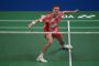 En badmintonspiller ved nettet