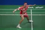 En badmintonspiller ved nettet