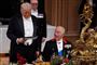 Trump står med et papir i hånden og holder tale ved siden af en siddende kong Charles