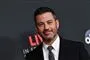 Jimmy Kimmel iført sort jakke og slips og hvid skjorte smiler til kameraet