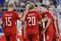 En gruppe danske landsholdsspillere omfavner hinanden efter scoring