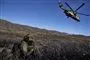 En helikopter på vej til at lande i et øde område