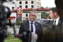 Morten Bødskov og Thoams Danielsen holder pressemøde foran en benzintank i byen