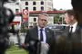 Morten Bødskov og Thoams Danielsen holder pressemøde foran en benzintank i byen