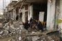 Palæstinenserer varmer sig ved et bål i de sønderbombede ruiner i Gaza Foto: Khaled Omar / POLFOTO