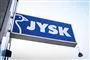 Det blå JYSK-logo set nedefra