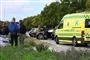 ambulance ved to smadrede biler