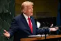 trump slår ud med armene