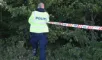Politimand opsætter afspærringstape