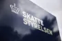 Et blåt firkantet skilt påtrykt Skattestyrelsen