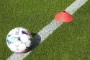 En fodbold set fra oven ligger midt på en linje