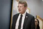 Troels Lund Poulsen vandrer i en af blåmalet gang