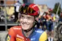 Smilende Mattias SKjelmose i cykeloutfit før en løbsstart