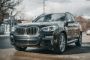 bmw-bil holder parkeret