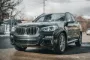bmw-bil holder parkeret
