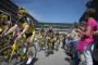 cykelryttere kører på vejen