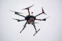 Nærbillede af drone svævende i luften