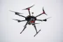 Nærbillede af drone svævende i luften