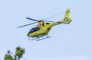 en lægehelikopter ses i luften