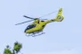 en lægehelikopter ses i luften