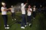 golfspillere fejrer sejr med champagne