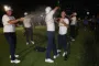 golfspillere fejrer sejr med champagne