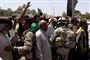 Irakere holdes tilbage ved Imam Moussa al-Kadhim-helligdommen. Foto: AP/Karim Kadim / POLFOTO