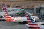 Fly ved gate i lufthavn
