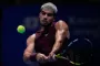 tennisspiller returnerer bolden