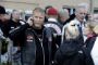 rocker med vest taler i telefon