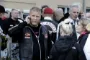 rocker med vest taler i telefon