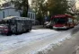 en udbrændt bil i en gade