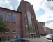 En rød murstensbygning med høje vinduer