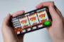 person holder mobiltelefon med casinospil