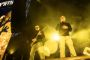 band står på scenen