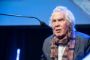 mand taler i mikrofon