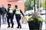 To politifolk på gaden iført gule veste