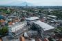 Stor ødelagt bygning midt i en by