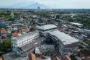 Stor ødelagt bygning midt i en by