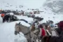 en masse folk i et sneklædt bejrgområde
