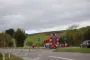 En rød redningsbil spærrer vejen