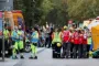 En masse mennesker samlet foran ulykkesstedet