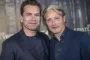Nikolai LIe Kaas og Mads Mikkelsen står tæt sammen og kigger i kameraet
