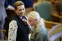 to kvinder taler sammen i Folketinget.