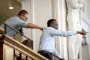 mand står og skriger i Folketinget