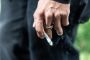 hånd med cigaret