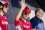 Viviani i rød cykeltrøje og -hjelm har den ene hånd oppe til hilsen