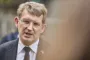 Mand i jakkesæt på pressemøde