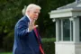 Donald Trump går på plænen foran Det Hvide Hus